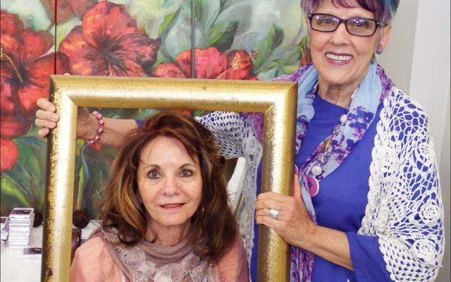 Regs hou Susan van Heerden, gasspreker, die goue raam vas wat deel van haar aanbieding tydens die damesoggendtee was, met Eva Büchner wat deur die raam kyk – met Susan wat onbewus daarvan was dat haar naam “Eva” is.