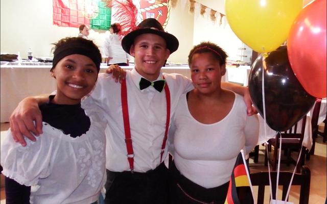 Drie van die flink “kelners” tydens Gansbaai Academia se Voedselfees. Van links is Megan Pieterse, Izaan Newman en Nazli Ellis.