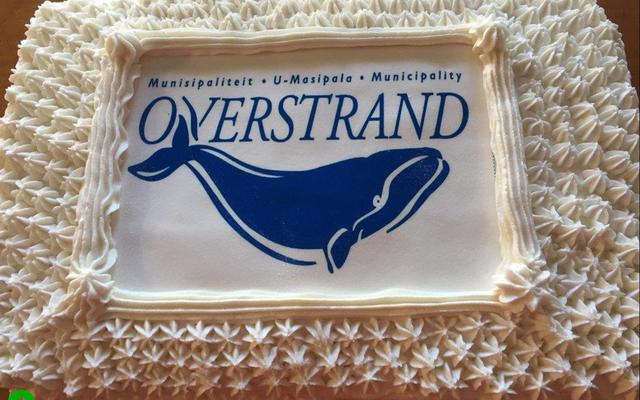 En die koek kom weer...Gilbert (Boetie) Hart se 19de verjaardagkoek wat hy aan Gansbaai Munisipaliteit gestuur het ter herdenking van 9 September 1999 – die dag waarop die munisipaliteit in hul nuwe geboue ingetrek het.