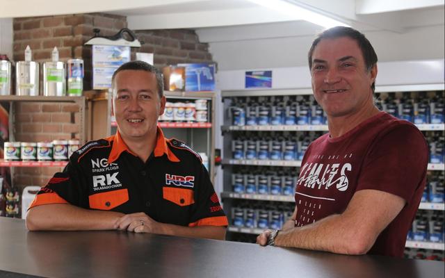 Koos Viljoen (bestuurder) en Wietze van der Westhuizen (eienaar) van WM Auto Body.
