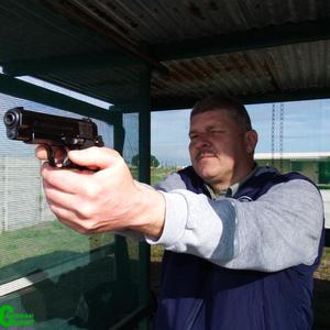 Gereed vir die nuwe termyn van Gansbaai Pistoolskietklub – Christo van Rensburg, ‘n nuwe komiteelid.