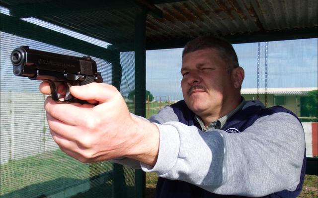 Gereed vir die nuwe termyn van Gansbaai Pistoolskietklub – Christo van Rensburg, ‘n nuwe komiteelid.