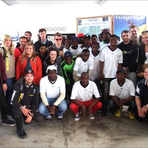 ‘n Groot groep vrywillige rommelrowers het hulle by Gansbaai Toerisme se kusskoonmaakgroep aangesluit en 9 054 stukkies rommel binne 2 ure in die dorp opgetel. Regs voor is die organiseerder, Doulene Els van Gansbaai Toerisme.