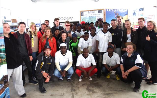 ‘n Groot groep vrywillige rommelrowers het hulle by Gansbaai Toerisme se kusskoonmaakgroep aangesluit en 9 054 stukkies rommel binne 2 ure in die dorp opgetel. Regs voor is die organiseerder, Doulene Els van Gansbaai Toerisme.