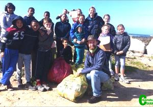Laerskole beveg rommel skouer aan skouer