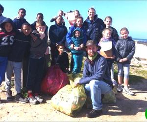 Laerskole beveg rommel skouer aan skouer