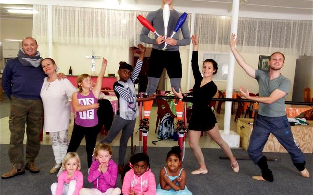 Die konsert ‘Spring has Sprung’ verg harde voorbereidingswerk. Van links is Philip Boyd, Lynette van Wyk, Wepenaar van der Walt (in die lug!), Marzhan Roux en Christian Pinkerton saam met van die  dansertjies tydens een van die oefensessies.