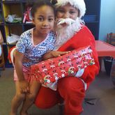 Mickyla Groenewald en vriende het vir die kinders by Rainbow kids beferf met kos en geskenkies.