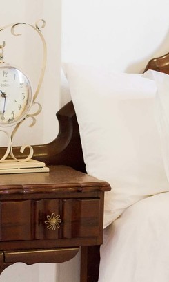 Goedvertrou_bedroom_clock_on_night_stand_1515402820