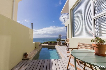 Whalesong_lodge_pool_with_sea_view_1517310089