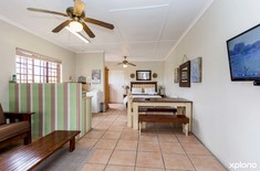 Gansbaai_town_lodge_open_plan_bedroom_kitchen_lounge_1519909040