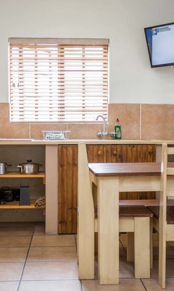 Gansbaai_town_lodge_kitchen_1519909146