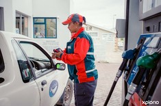 Gansbaai_Caltex_staff_assisting_1521542098