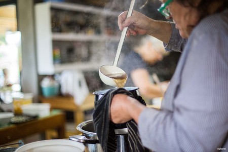 Lokal_dishing_up_soup_broth_1523530558