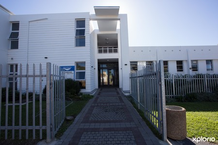 Kleinmond_public_library_exterior_1530081538