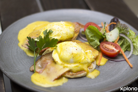 kleinmond_restaurant_bistro14_eggs_benedict_with_side_1531820377