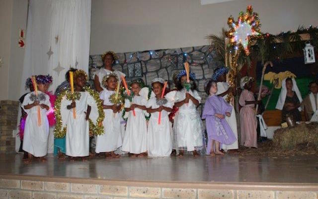 PK_The_cast_sing_Silent_Night_1536603330