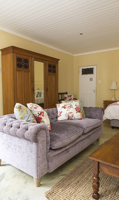 bettys_bay_accommodation_double5_double5_yellow_room_interior_1541839223