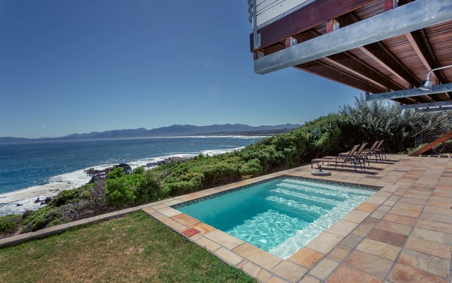 Cliff_lodge_swimming_pool_sea_view_1522322705_1543239360