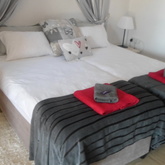 Mako main bed which can be split if requested.