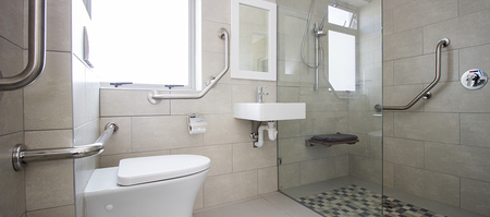 kleinmond_accommodations_kleinmond_lodge_wheelchair_friendly_bathroom_1552393288