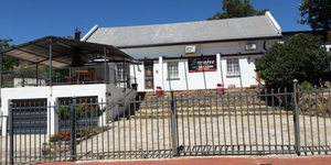 Seeff Napier - 6 bedroom en-suite home in Colesberg