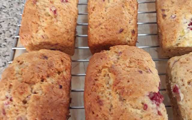 Moerse Farmstall - banana and raspberry bread