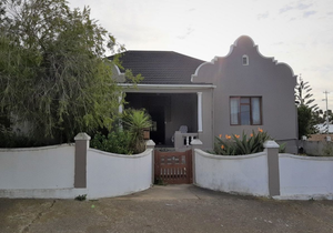 4 Bedroom House For Sale in Bredasdorp