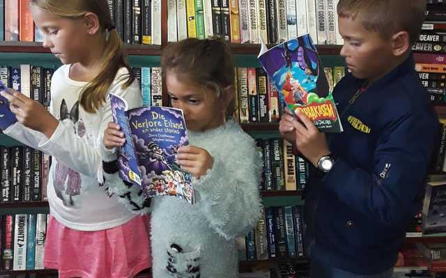 gansbaai_book_exchange_kids_reading_1565943997