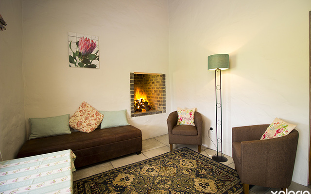 kleinmond_accommodation_njr_cottage_living_room_1537944446_1568278626