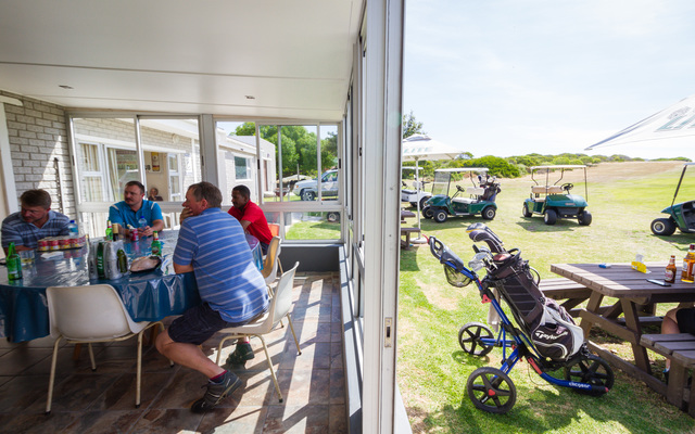 Gansbaai_golf_club_people_having_fun_inside_2_1512029609_1569835221