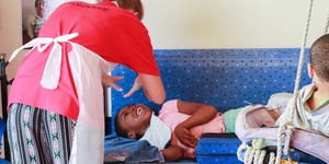 Elim_home_volunteer_interacting_with_girl_1518417940_1573474962