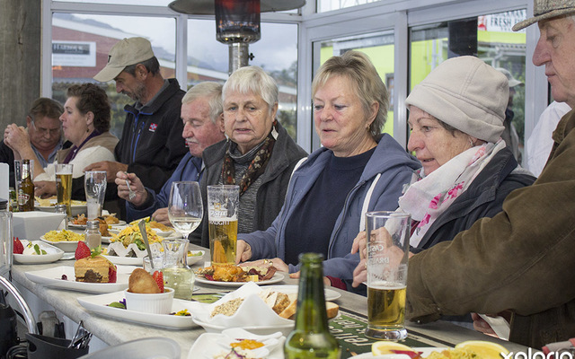 kleinmond_restaurant_kaplans_people_enjoying_food_1532343008_1573540722 kleinmond_restaurant_kaplans_people_enjoying_food_1532343008_1573540722