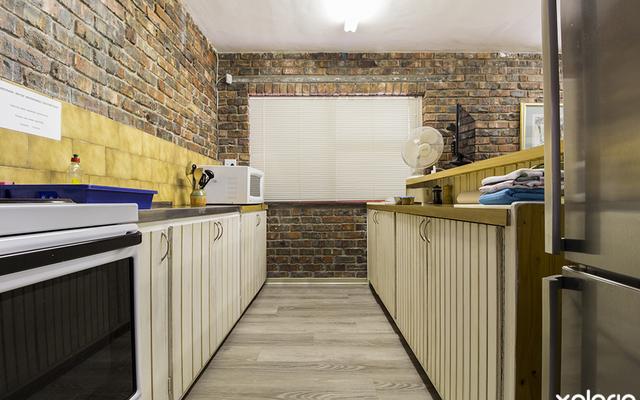 bettys_bay_accommodation_sea_way_self_catering_kitchen_1574253420 bettys_bay_accommodation_sea_way_self_catering_kitchen_1574253420