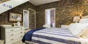 bettys_bay_accommodation_sea_way_self_catering_main_bedroom_1574253421