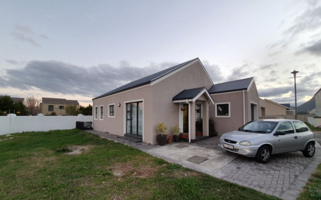 exterior_sandbaai_1576241054