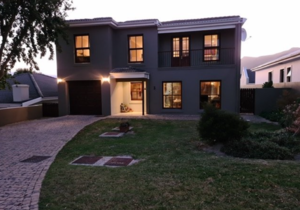 R3,300,000 | 3 Bedroom House For Sale in Hemel en Aarde Estate