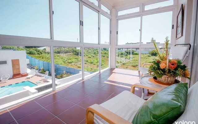 The_white_house_pearly_upstairs_sitting_corner_with_pool_view_1512570249_1593527378