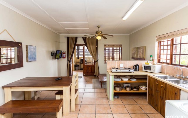 Gansbaai_town_lodge_open_plan_kitchen_lounge_1519909060_1593692272