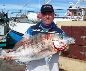Fishing around Gansbaai with Oubaas Lesch - Eco-friendly Fisherman