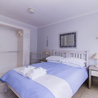 Gansbaai - Boetiek Huis - Unit 2 Main Bedroom From Side