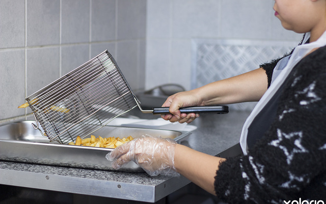 kleinmond_take_away_oceans_fisheries_preparing_chips_1531302934_3_1615440918