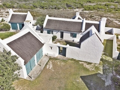 5 Bedroom House For Sale in Struisbaai | R2,670,000