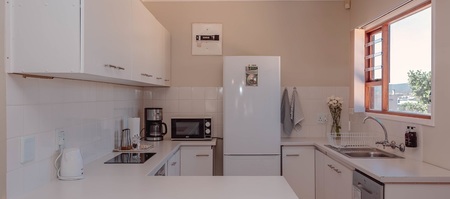 self_catering_gansbaai_guppy_huys_kitchen_view_1618213486