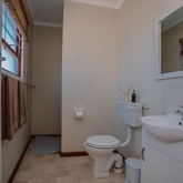 Bathroom - Guppy Huys - Xplorio™ Gansbaai