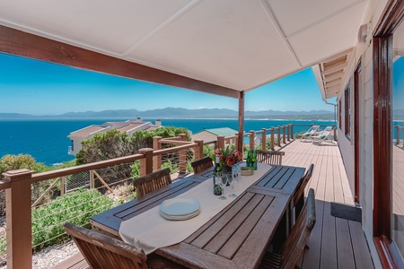 self_catering_gansbaai_guppy_huys_table_with_view_1618213661