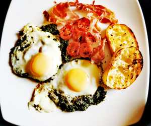 Breakfast under a canopy of granadillas