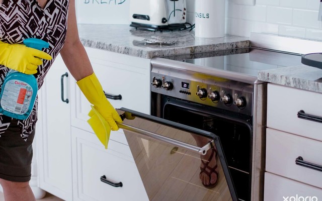 Spruce_up_girls_cheryl_cleaning_inside_oven_1513170400_3_1628058229