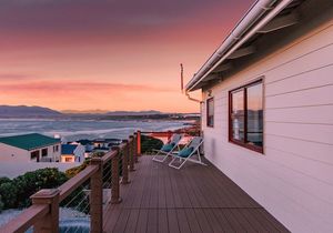 Reconnect At Guppy Huys Oceanside Eco Bungalow