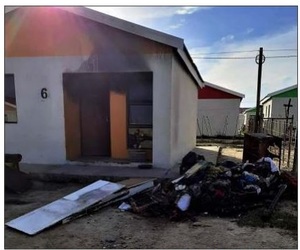 Huis in Parkview, Bredasdorp brand byna af